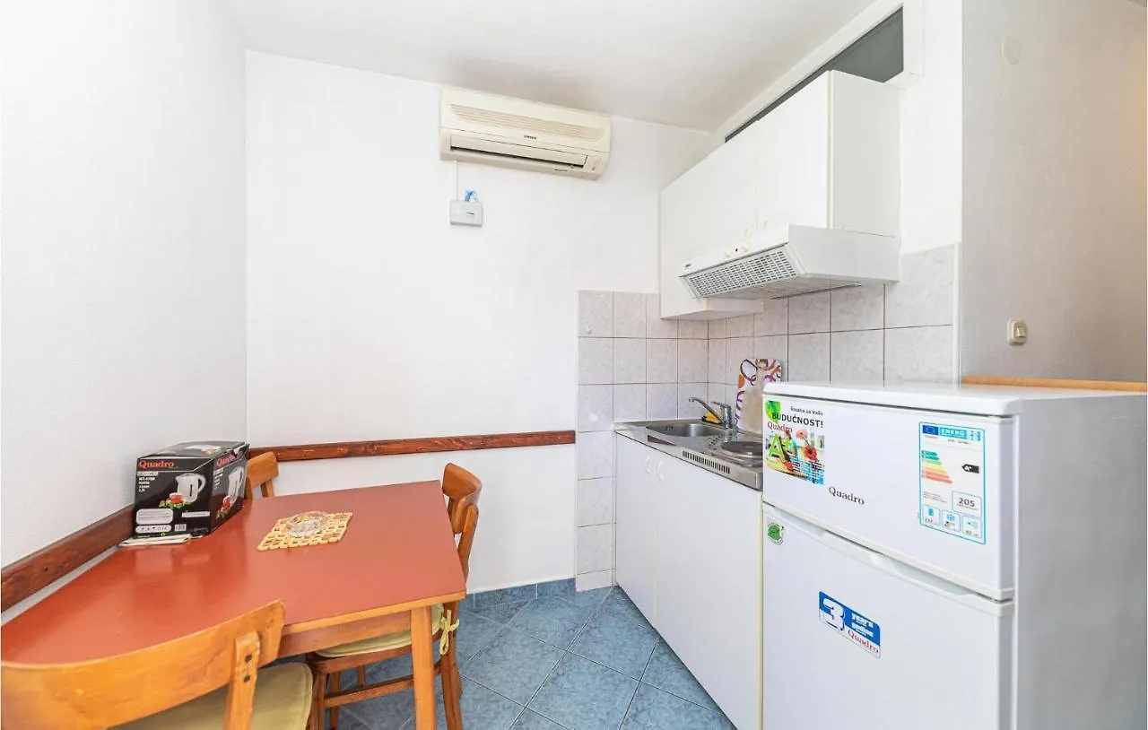 1 Bedroom Beach Front Apartment In Slatine