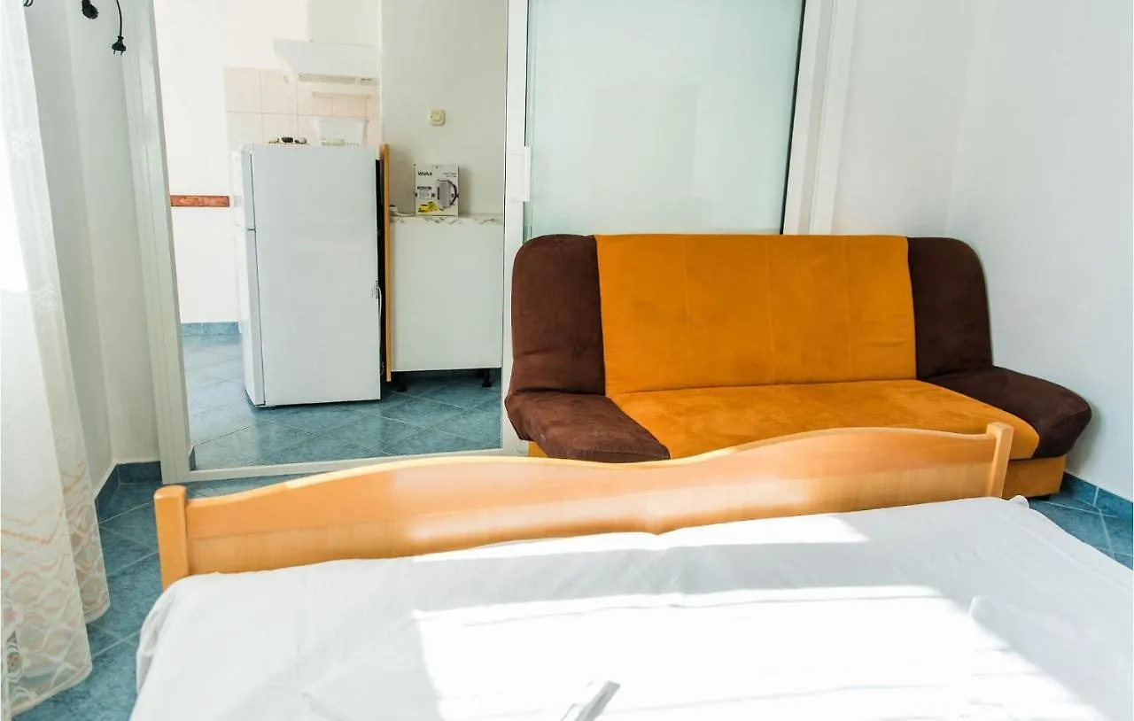 1 Bedroom Beach Front Apartment In Slatine