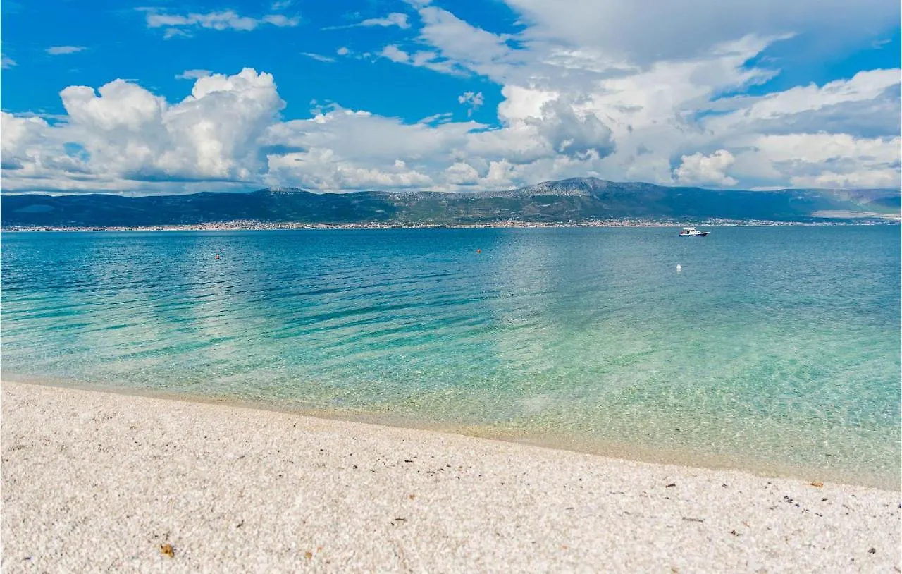 1 Bedroom Beach Front Apartment In Slatine