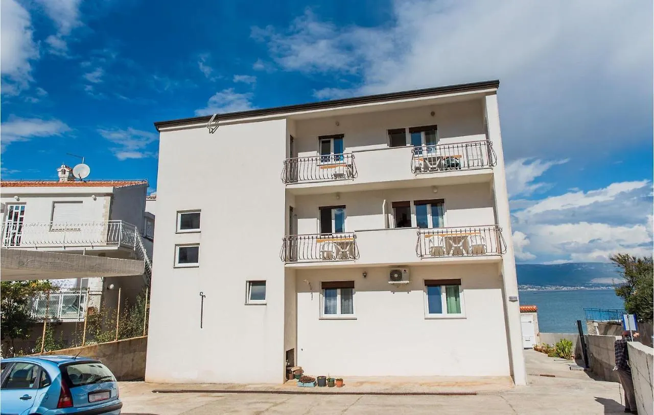 1 Bedroom Beach Front Apartment In Slatine